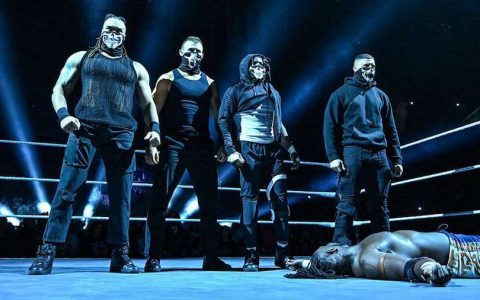 WWE新派系“猎犬”首秀失误，成员遮眼乌龙引热议