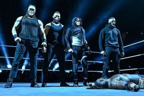 WWE新派系“猎犬”首秀失误，成员遮眼乌龙引热议