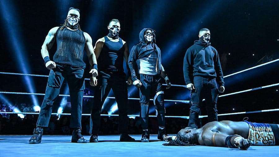 WWE新派系“猎犬”首秀失误,成员遮眼乌龙引热议