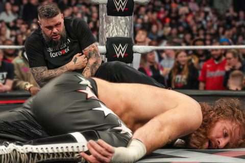 凯文·欧文斯突袭萨米·辛震惊WWE粉丝！
