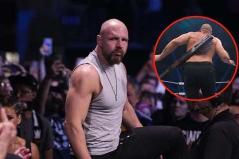 球场钉板插背！乔恩·莫克斯利献血拼，AEW Dynamite收视爆棚！