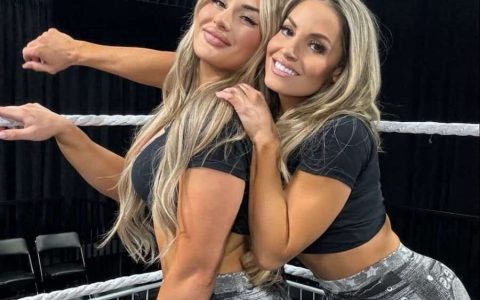 芙尼·斯特拉顿（Tiffany Stratton）与WWE名人堂传奇特丽丝·斯特雷图斯（Trish Stratus）