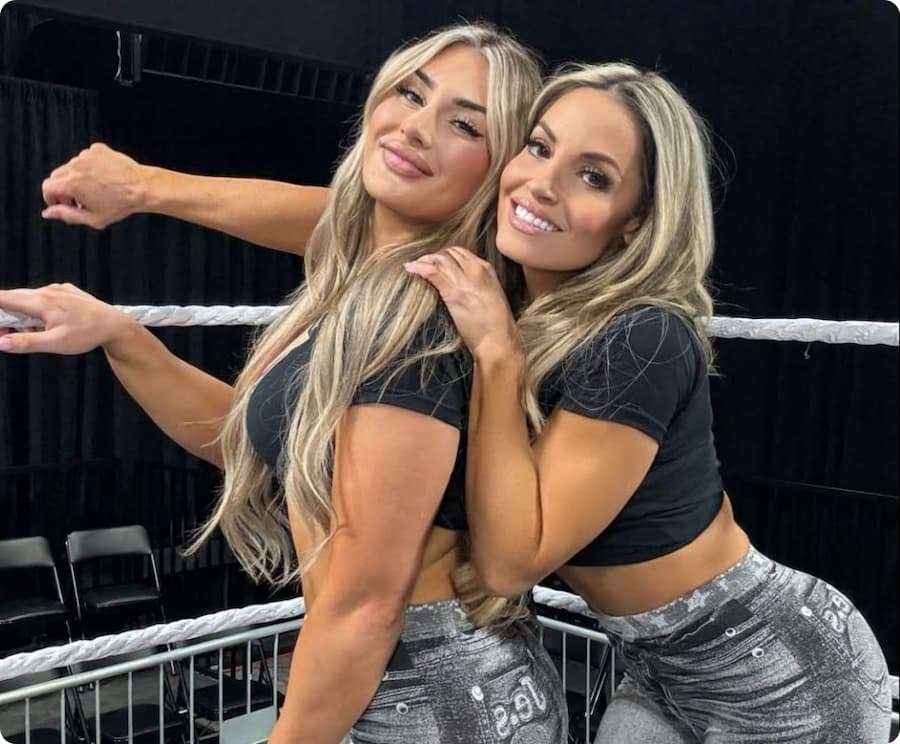 芙尼·斯特拉顿(Tiffany Stratton)与WWE名人堂传奇特丽丝·斯特雷图斯(Trish Stratus)