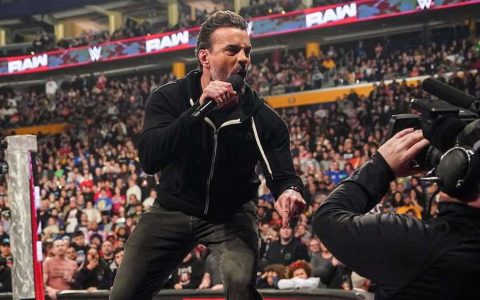 CM朋克（CM Punk）猛烈抨击巨石强森（The Rock）和约翰·塞纳（John Cena），与赛斯·罗林斯（Seth Rollins）爆发冲突