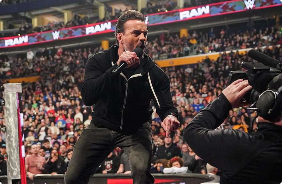CM朋克(CM Punk)猛烈抨击巨石强森(The Rock)和约翰·塞纳(John Cena),与赛斯·罗林斯(Seth Rollins)爆发冲突