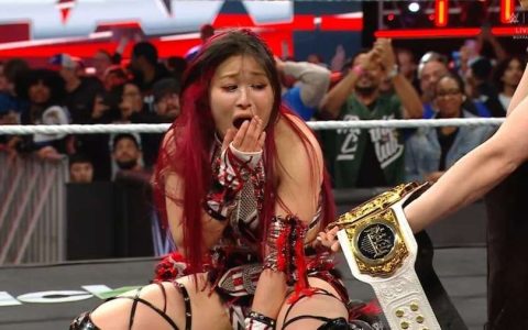 紫雷在WWE Raw主战赛爆冷夺冠，击败雷亚·里普利（Rhea Ripley）！