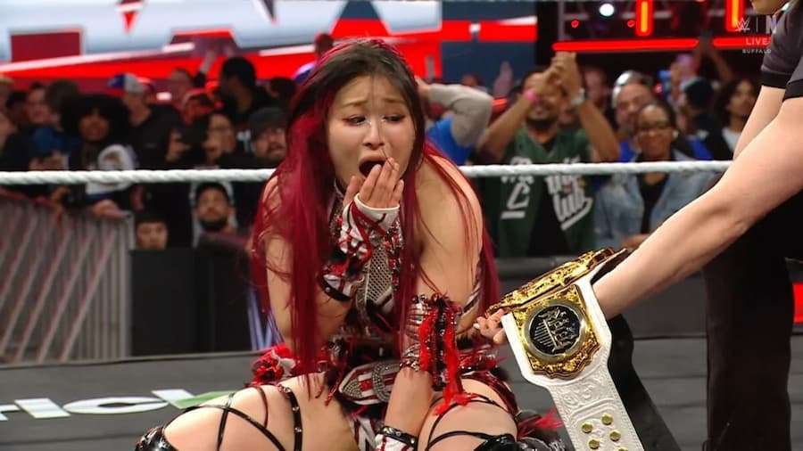 紫雷在WWE Raw主战赛爆冷夺冠，击败雷亚·里普利（Rhea Ripley）！