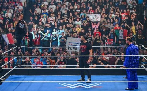 赛斯·罗林斯（Seth Rollins）、CM朋克（CM Punk）和罗曼·雷恩斯（Roman Reigns）