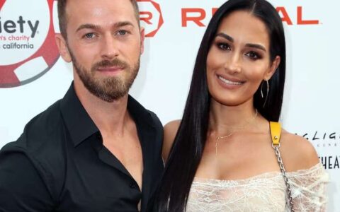尼基·贝拉（Nikki Bella）与她的前夫阿尔特姆·奇格温采夫（Artem Chigvintsev）