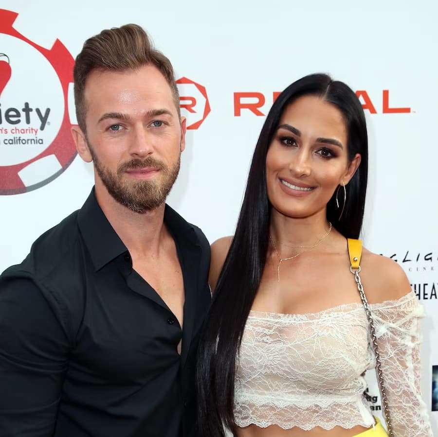 尼基·贝拉(Nikki Bella)与她的前夫阿尔特姆·奇格温采夫(Artem Chigvintsev)