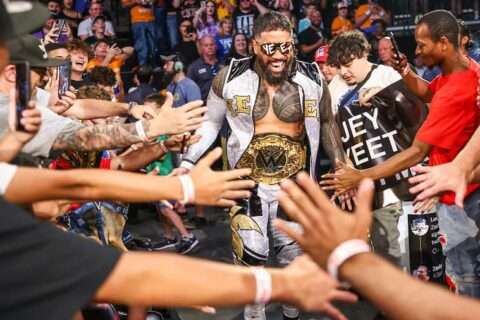 WWE“周末主站赛”落幕，冠军选手赛后真情流露！