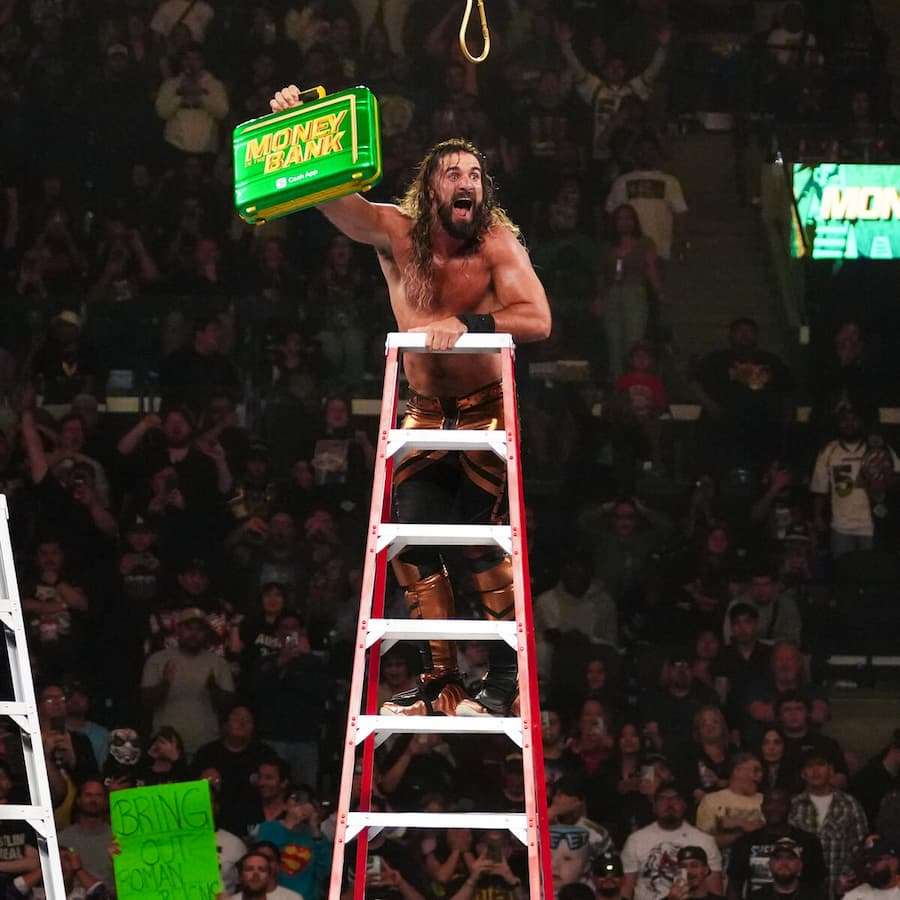 赛斯·罗林斯（Seth Rollins）在一位出人意料的“帮手”的搅局下，成功摘得了公文包