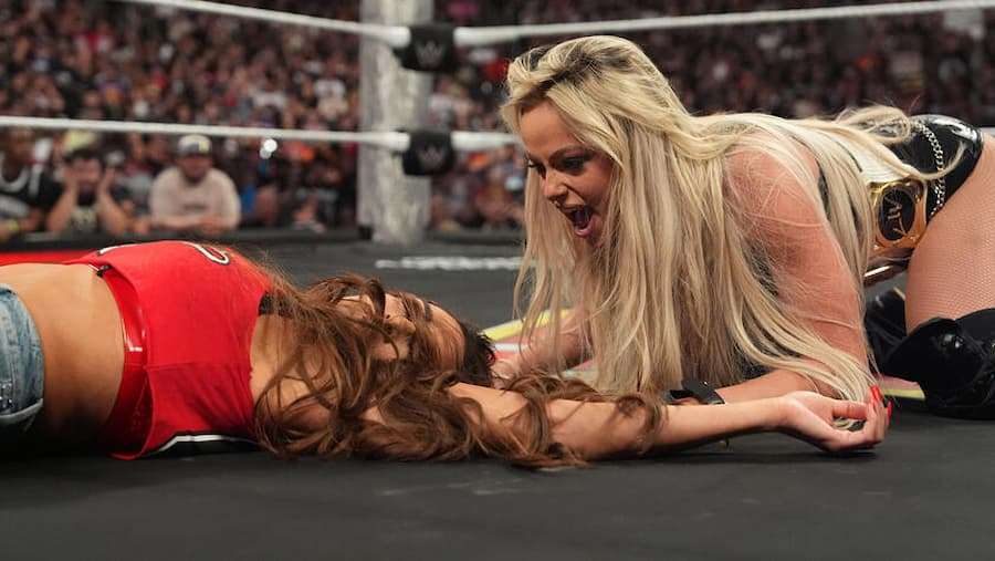 尼基·贝拉(Nikki Bella),在周一夜赛(Monday Night Raw)上震撼回归,却意外地被丽芙·摩根(Liv Morgan)