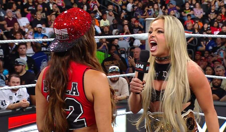 尼基·贝拉(Nikki Bella),在周一夜赛(Monday Night Raw)上震撼回归,却意外地被丽芙·摩根(Liv Morgan)