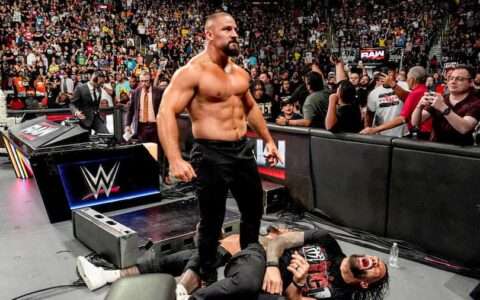 罗曼·雷恩斯在WWE RAW惨遭蹂躏，赛后需工作人员搀扶离场