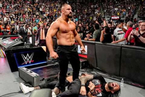 罗曼·雷恩斯在WWE RAW惨遭蹂躏，赛后需工作人员搀扶离场