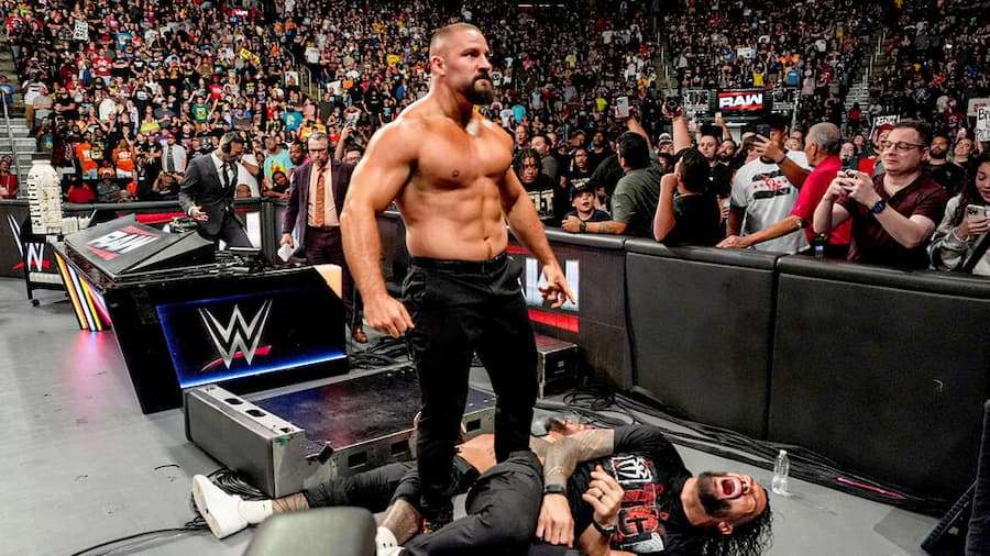 罗曼·雷恩斯在WWE RAW惨遭蹂躏,赛后需工作人员搀扶离场