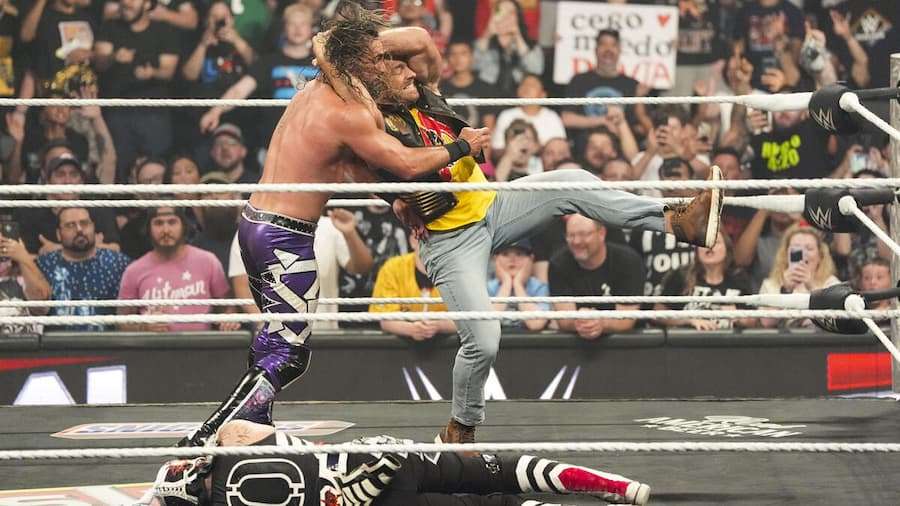 布朗·布雷克（Bron Breakker）击溃受伤的萨米辛（Sami Zayn）