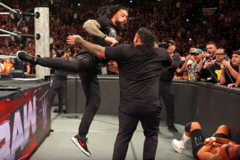 WWE RAW第1682期：罗曼雷恩斯现身RAW解救杰乌索，打翻布朗布雷克