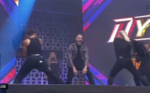 AEW尴尬场景引摔迷怒火：“摔迷留言：摄像师该被炒鱿鱼”，“摔角界最假动作”！