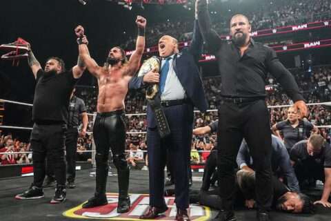 WWE RAW第1680期：赛斯罗林斯带领布朗布雷克和布朗森里德打翻罗曼雷恩斯和CM朋克以及LA骑士