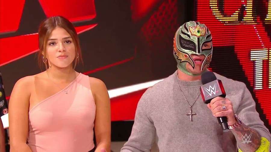 WWE名人堂成员神秘人雷尔(Rey Mysterio)亲自带着他的女儿