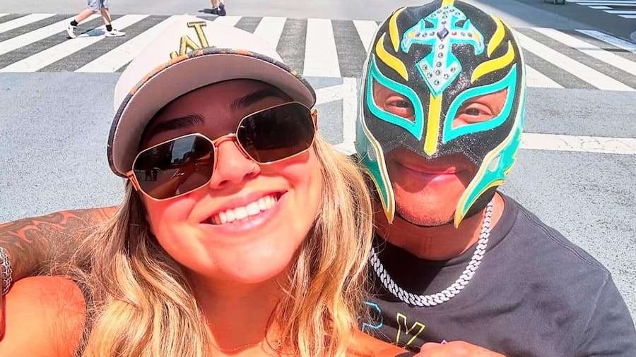 WWE名人堂成员神秘人雷尔(Rey Mysterio)亲自带着他的女儿