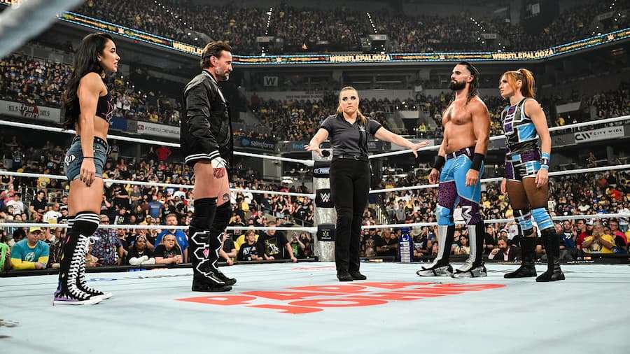 CM朋克(CM Punk)站在一起,共同对抗近几周来不断挑衅的夫妇组合——贝基·林奇(Becky Lynch)和赛斯·罗林斯(Seth Rollins)
