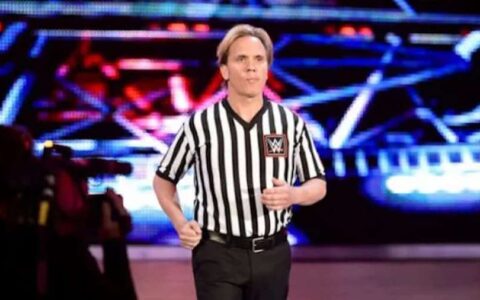 老将自曝惊魂一幕：WWE 裁判被兰迪·萨维奇一记飞肘送进医院住了 12 天！