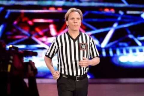 老将自曝惊魂一幕：WWE 裁判被兰迪·萨维奇一记飞肘送进医院住了 12 天！