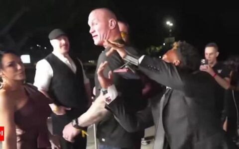 打破人设！兰迪·奥顿与死敌和解，场外同框引热议