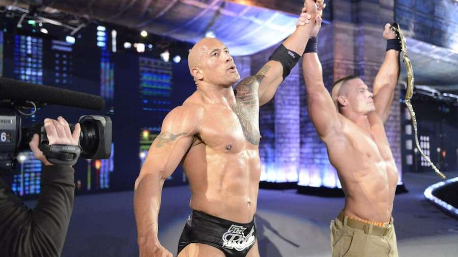 《WWE摔角狂热29》(WrestleMania 29)大赛上,巨石强森(The Rock)与约翰·塞纳(John Cena)