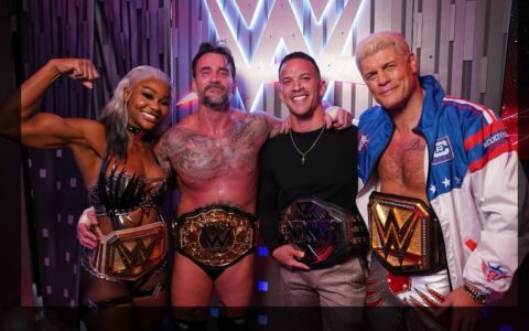 前 AEW 顶尖选手齐聚 WWE 冠军之列！CM 朋克一张合影引爆摔角界！