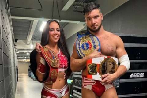WWE双冠王诞生！NXT冠军伊森·佩奇携手切尔西·格林“入侵”AAA夺金
