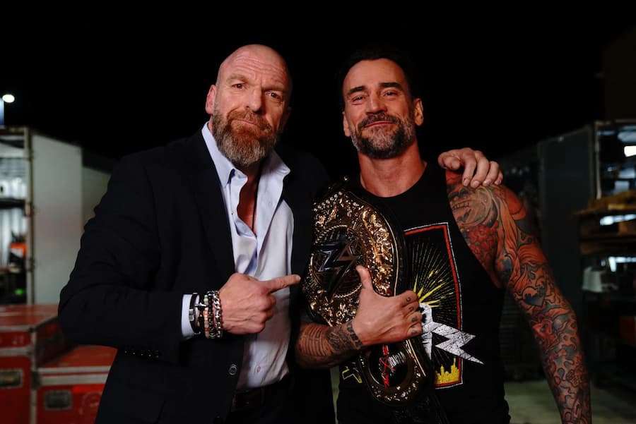 CM·朋克（CM Punk）终于完成了他的心愿——和王大锤（Triple H）拍了一张合影！