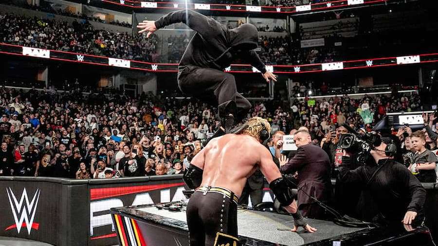 WWE RAW黑衣人再次现身