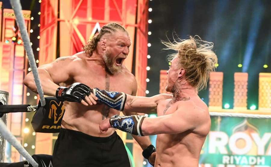 如果说2026年**皇家大战(Royal Rumble)**是一场充满争议的乱局,那么“祖宗”**布洛克·莱斯纳(Brock Lesnar)**与“疯龙”**伊利亚·德拉古诺夫(Ilja Dragunov)**的那次互动,