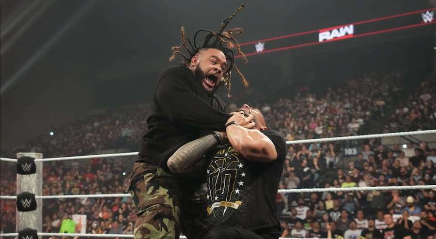 罗曼·雷恩斯（Roman Reigns）与雅各布·法图（Jacob Fatu）
