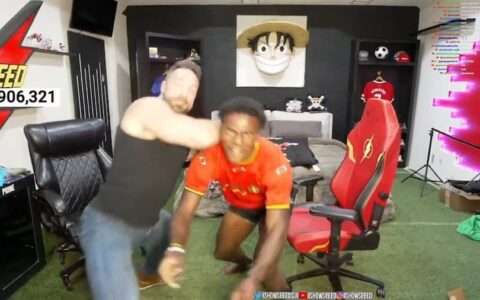 LA骑士突袭顶流网红直播间！IShowSpeed当场被打出血，WWE跨界营销再出神操作