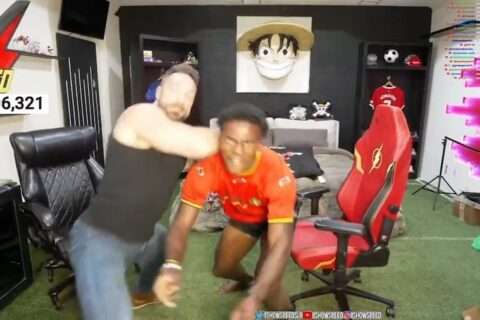 LA骑士突袭顶流网红直播间！IShowSpeed当场被打出血，WWE跨界营销再出神操作