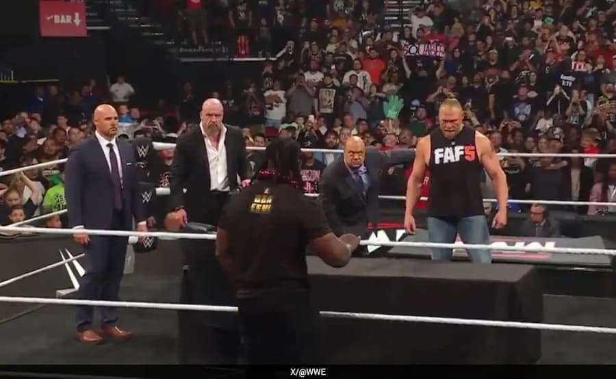 布洛克莱斯纳(Brock Lesnar)与奥巴·费米 (Oba Femi)。
