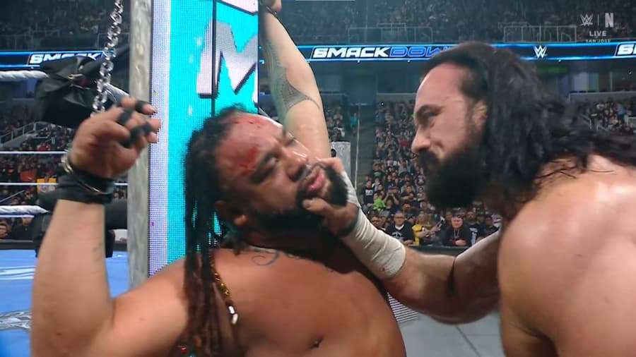 德鲁·麦金泰尔(Drew McIntyre)与雅各布·法图(Jacob Fatu)。
