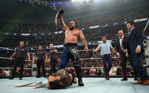 WWE《爆裂震撼大赛》主战赛炸裂收尾！雅各布·法图连续锁喉罗曼·雷恩斯，世界冠军虽然卫冕却颜面尽失