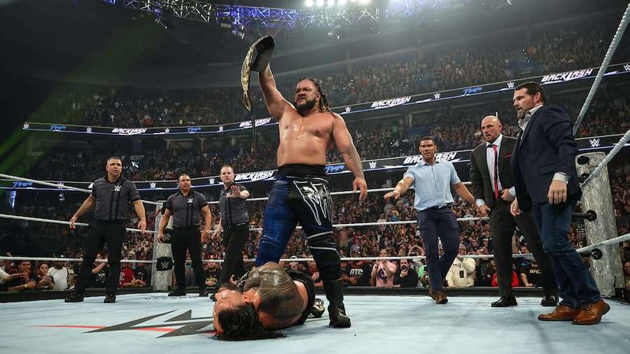 WWE《爆裂震撼大赛》主战赛炸裂收尾!雅各布·法图连续锁喉罗曼·雷恩斯,世界冠军虽然卫冕却颜面尽失