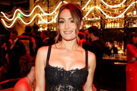 WWE传奇女神转型成功！妮琪贝拉（Nikki Bella）拿下全新“酒业高管”身份，离开擂台后她的人生反而越来越疯狂？