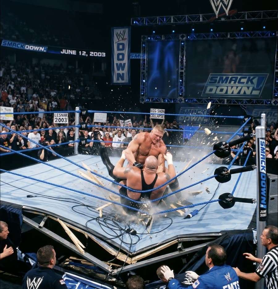 布洛克·莱斯纳(Brock Lesnar)站在角柱顶端,对着超过500磅的巨人大秀哥(Big Show)保罗·怀特(Paul Wight)使出一记超级抱摔(Superplex)。