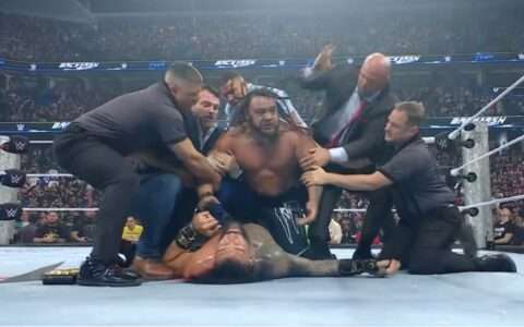 WWE《爆裂震撼大赛》彻底失控！雅各布·法图赛后疯狂暴打罗曼·雷恩斯，节目最后画面震撼全场