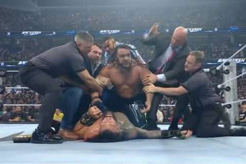 WWE《爆裂震撼大赛》彻底失控！雅各布·法图赛后疯狂暴打罗曼·雷恩斯，节目最后画面震撼全场