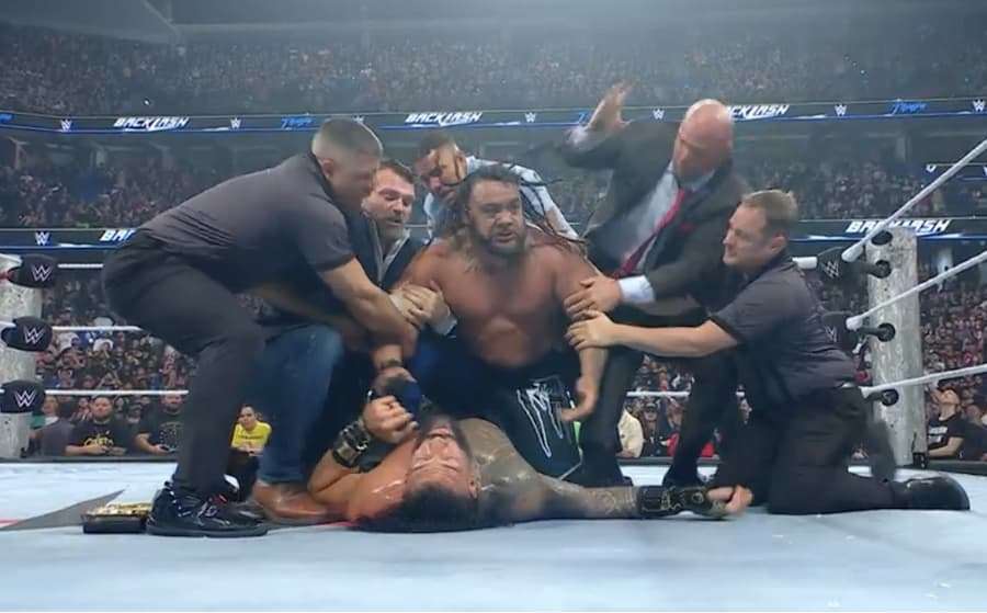 WWE《爆裂震撼大赛》彻底失控！雅各布·法图赛后疯狂暴打罗曼·雷恩斯，节目最后画面震撼全场