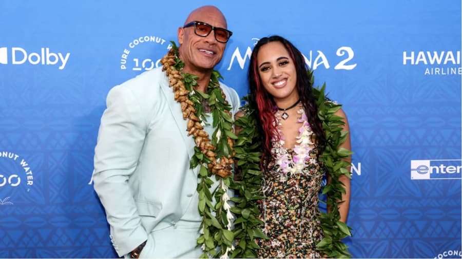 作为“巨石”道恩·强森(Dwayne “The Rock” Johnson)的女儿,西蒙娜·约翰逊(Simone Johnson)